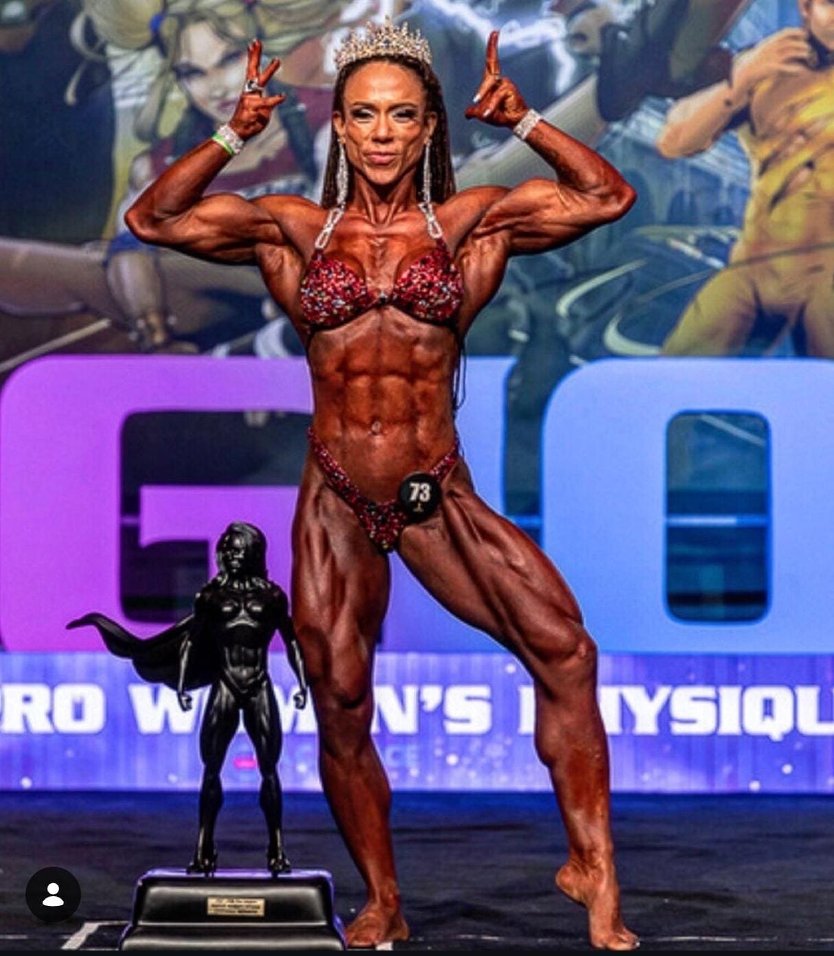 Larissa Coelho em competição de fisiculturismo